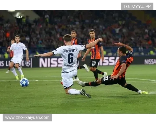 亨克加时赛最后时刻扳平比分，展现顽强斗志与比赛韧性